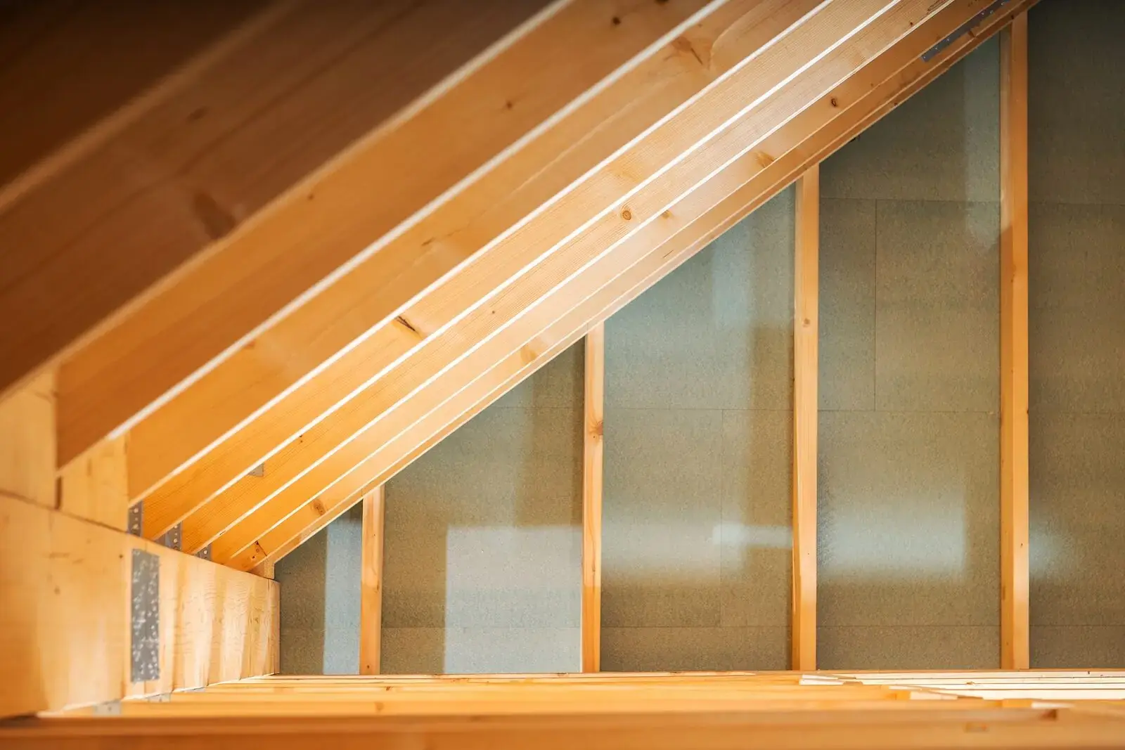 Zolder met dakraam en houten kapconstructie, de ruimte voor een extra slaapkamer